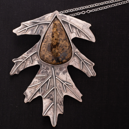 Colgante Hoja De Roble Con Piedra Cobrita Noga Arts
